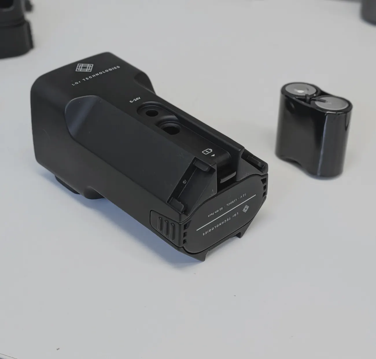 The battery carrier beside its bare cell pack, labelled 7.2 V lithium thionyl chloride, 93 Wh.